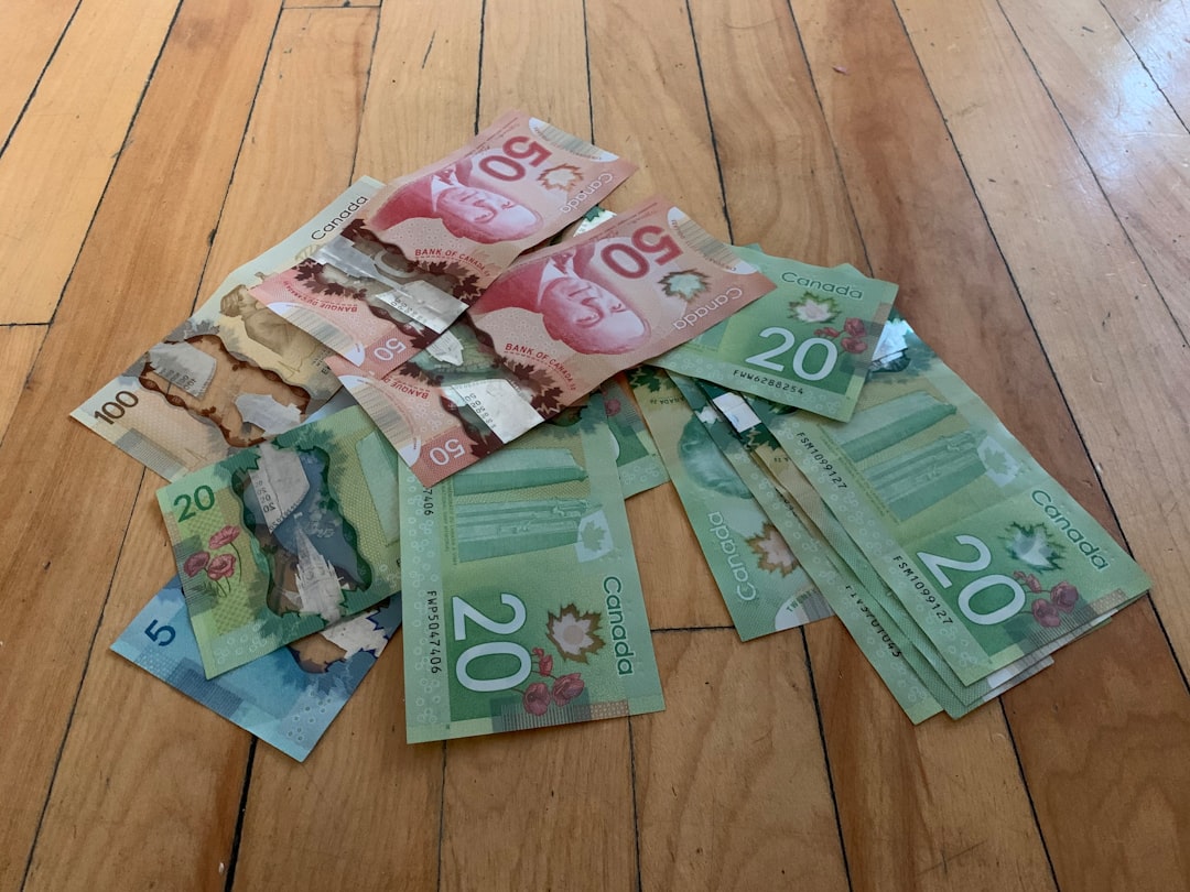 10-and-20-banknotes-on-brown-wooden-table-sq8xmxqdrdy
