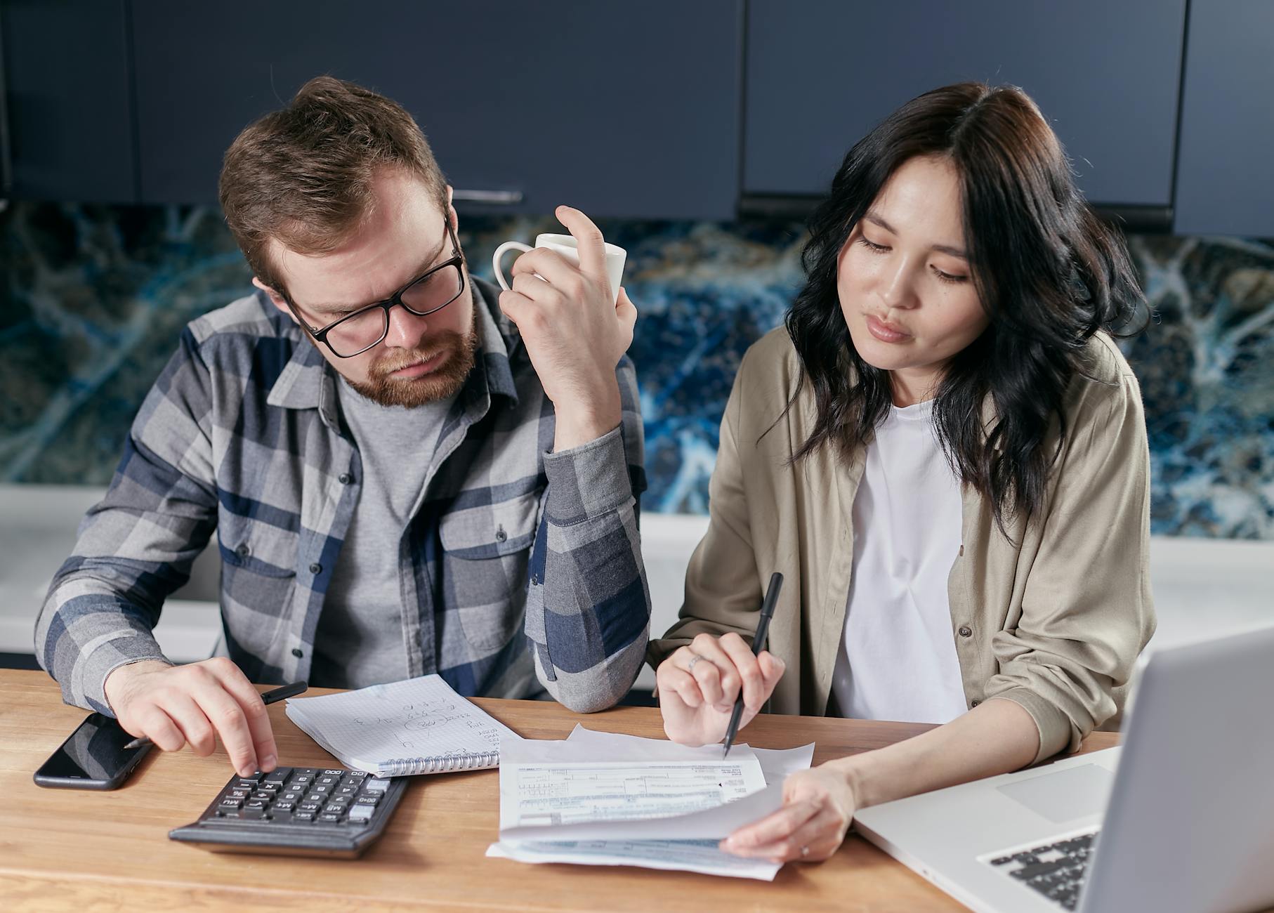 Couple reviewing bills, considering a $1,000 emergency cash loan in Canada