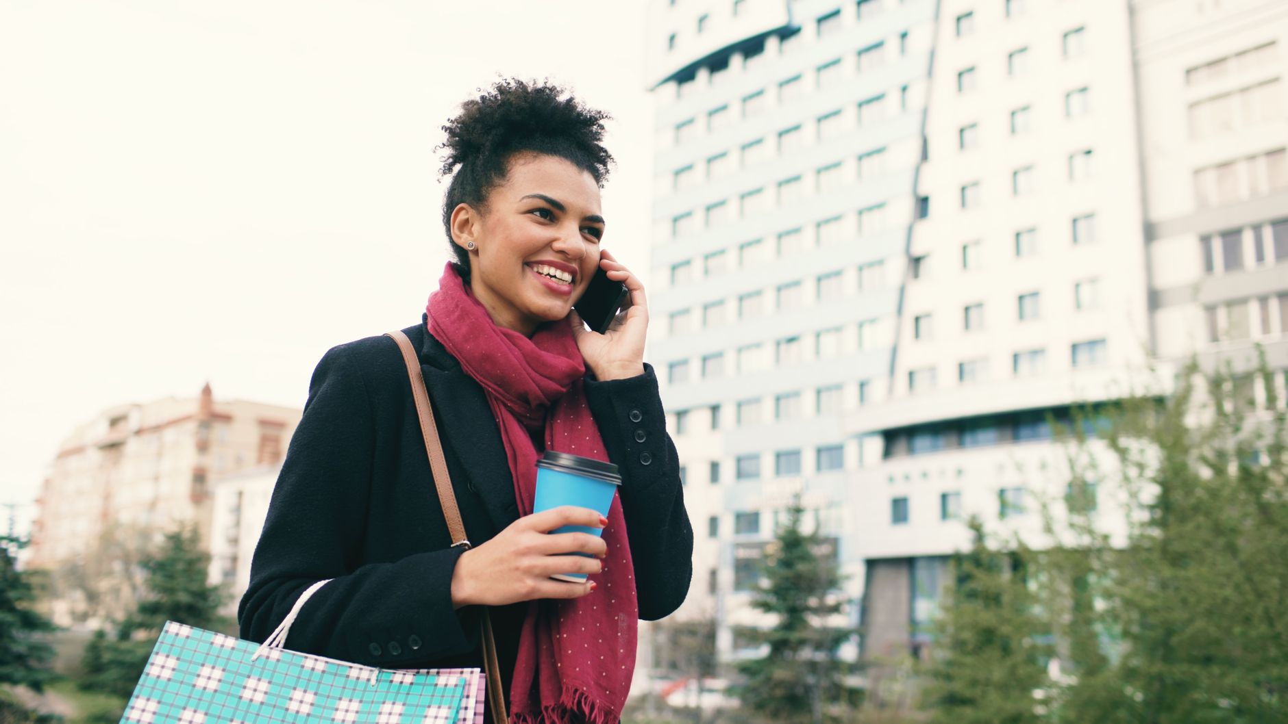 Woman applying for a $200 rapid cash loan on her phone in Canada