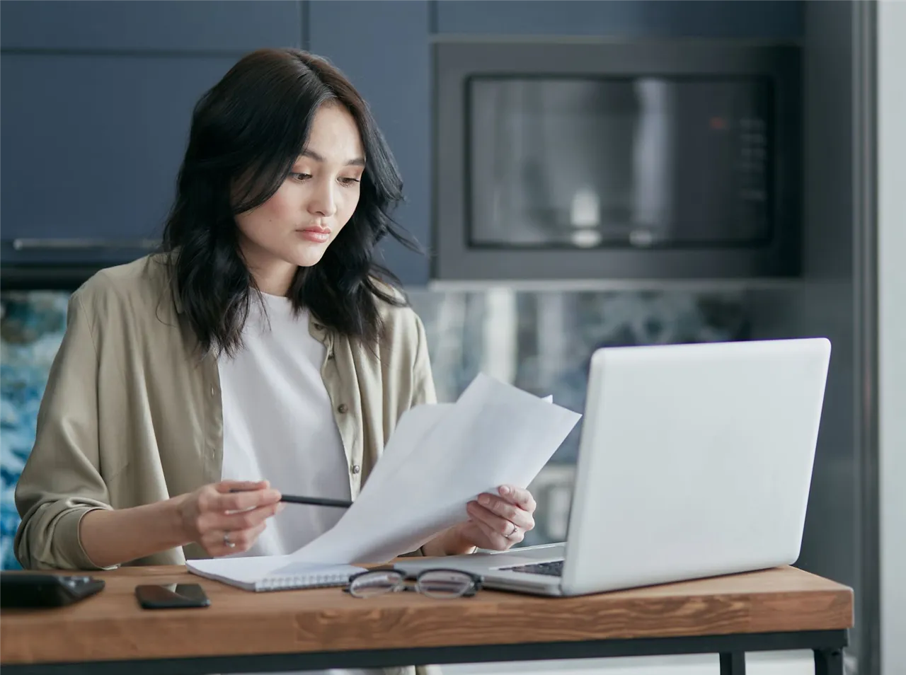 Manitoba woman applying online for a rapid cash loan