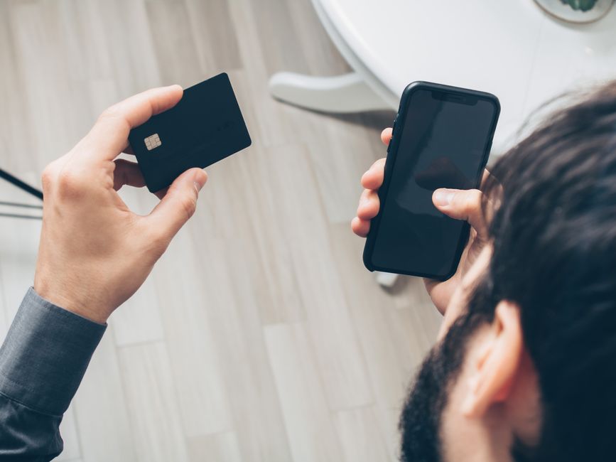 Man using smartphone for 24/7 online cash loan Canada