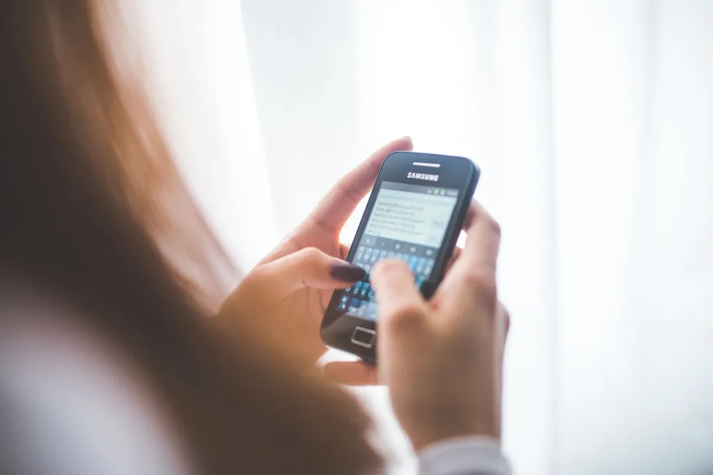 Person in Quebec applying for a rapid cash loan on a smartphone
