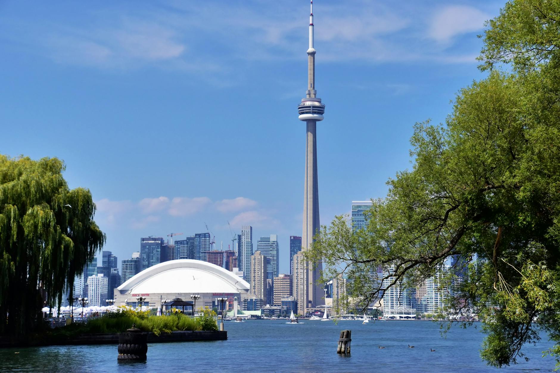 Toronto skyline with CN Tower - rapid cash loans across Ontario