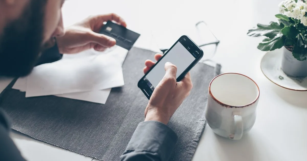 Applying for a $500 rapid cash loan on a phone in Canada