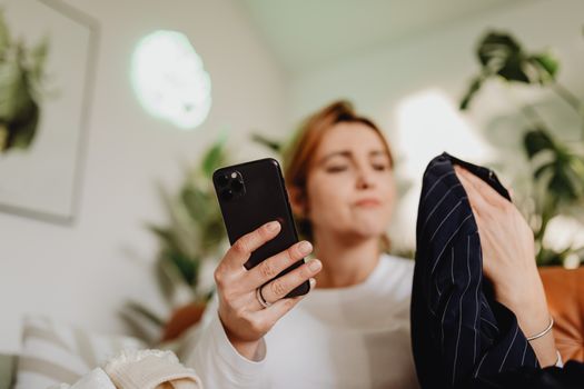 applying for a $200 rapid cash loan on a phone in Canada