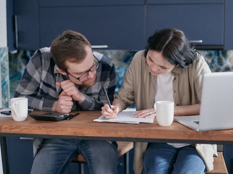 couple reviewing a $1,000 emergency cash loan budget in Canada