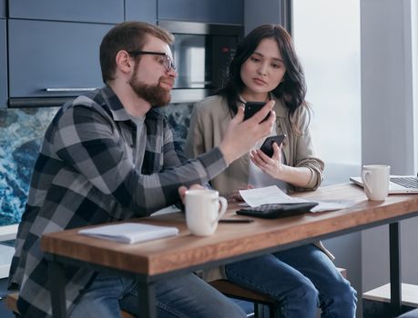 couple reviewing a $1,000 emergency cash loan budget in Canada