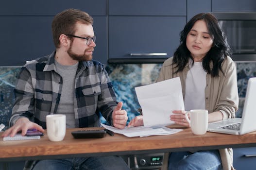 couple reviewing a $1,000 emergency cash loan budget in Canada