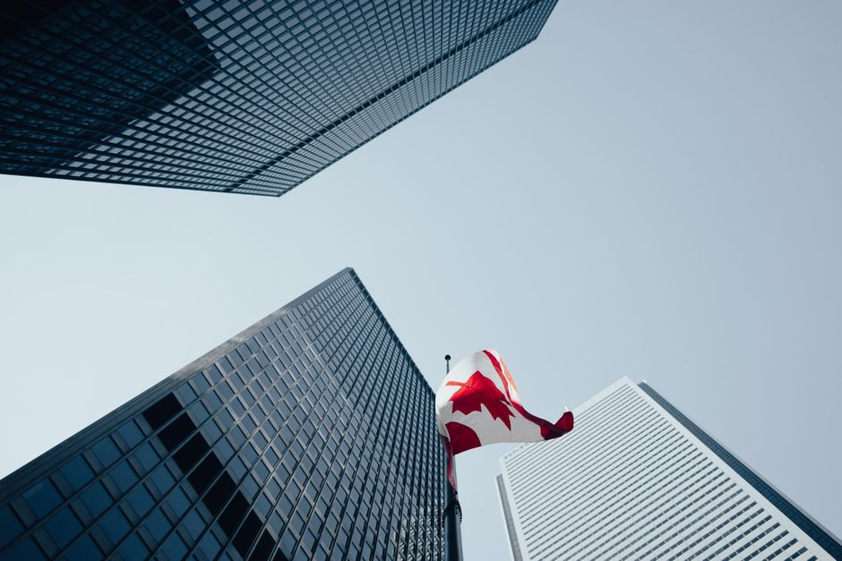 Toronto skyscrapers with Canadian flag — rapid cash loans Ontario