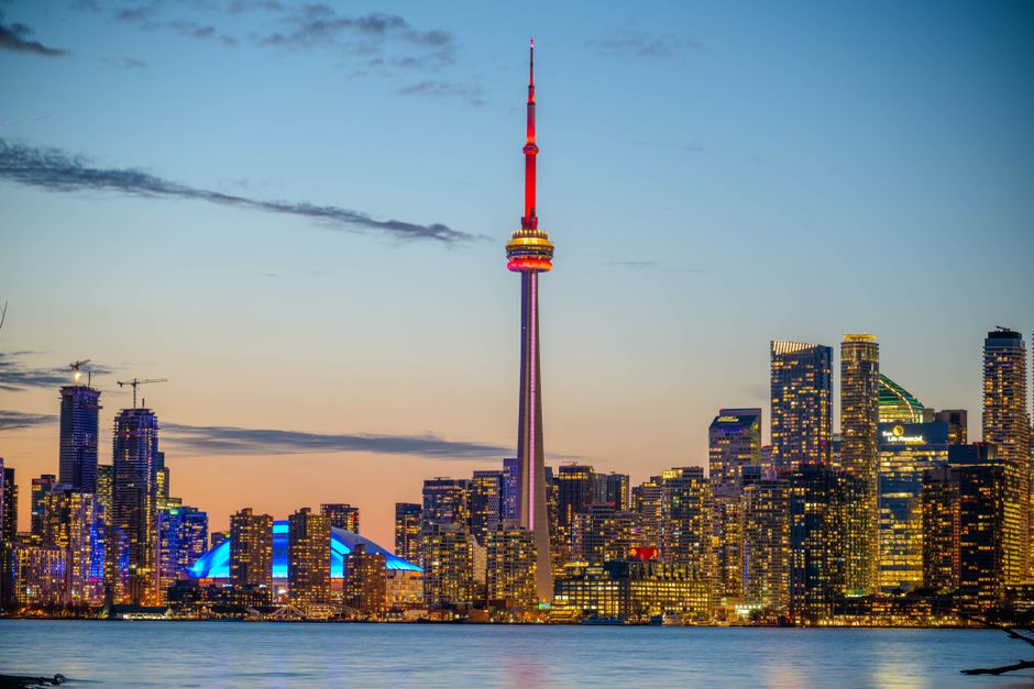 Toronto skyline at sunset with CN Tower - rapid cash loans Ontario