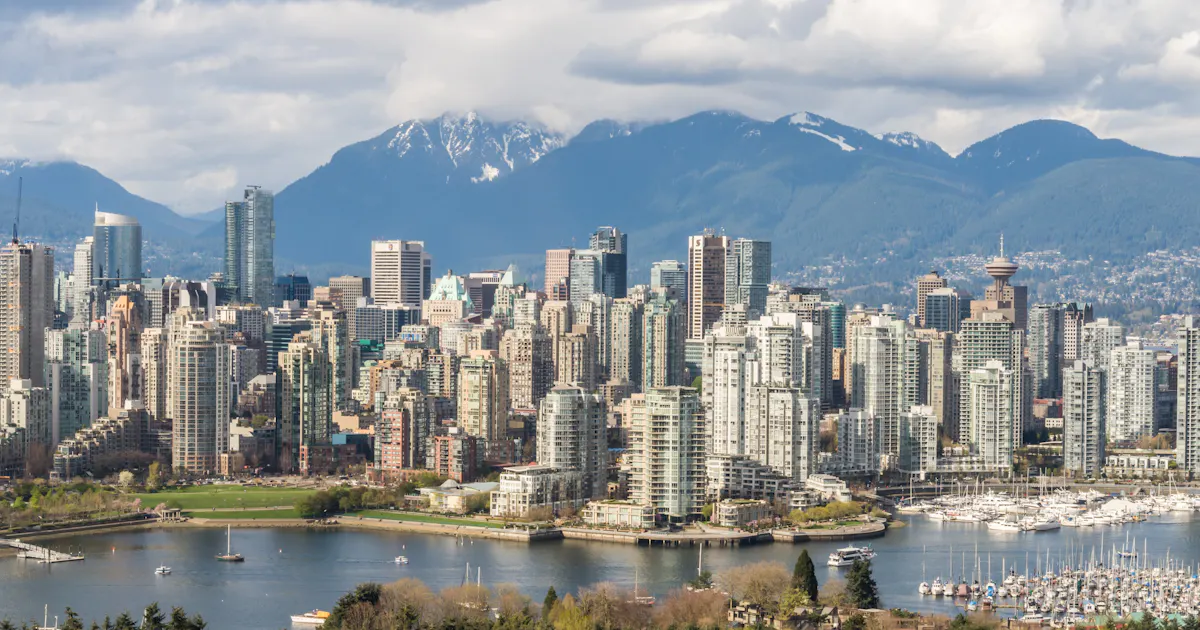 Vancouver skyline with mountains - rapid cash loans BC same-day e-transfer