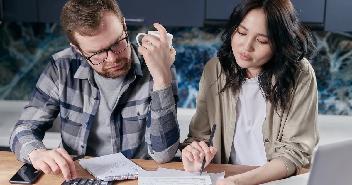 Couple planning how to cover an urgent expense with emergency cash loans Canada