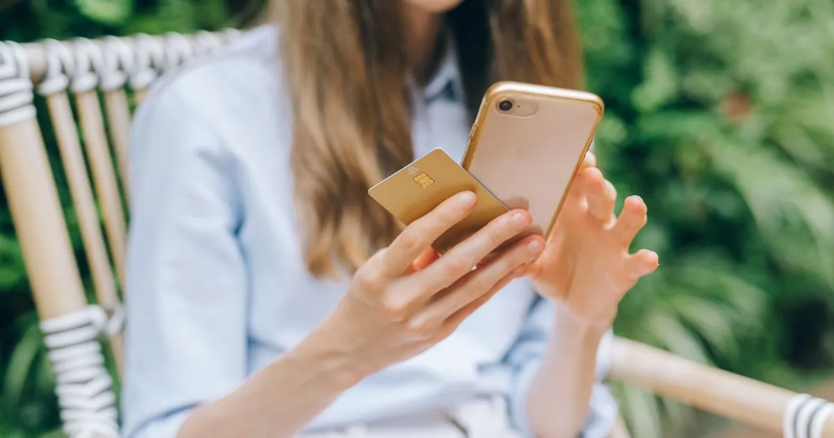 Apps like Bree and Nyble Canada: comparing cash advance apps on a smartphone