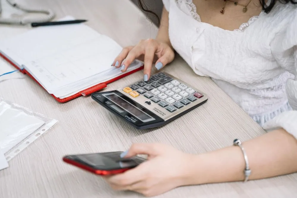 Working out what apps like Bree cost with a calculator and phone