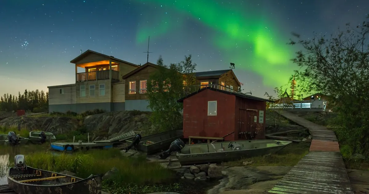 Rapid cash loans Northwest Territories residents get online, with the aurora over a Yellowknife lakeside lodge