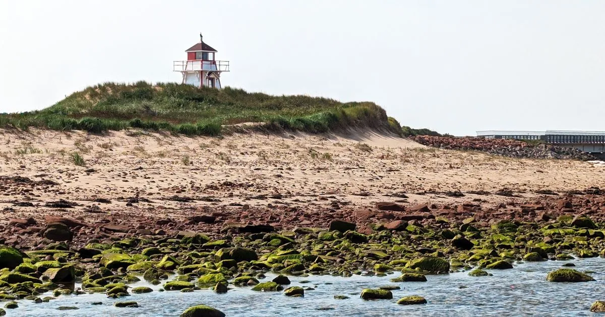 Rapid cash loans PEI islanders get online, with a Prince Edward Island lighthouse and dunes