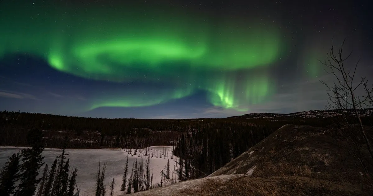 Rapid cash loans Yukon residents apply for online, with the northern lights over Whitehorse