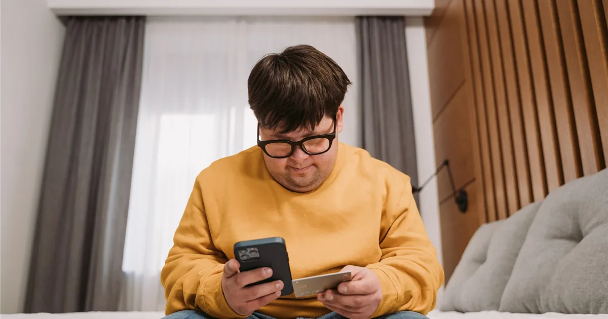 Checking an $800 rapid cash loan offer on a phone in Canada