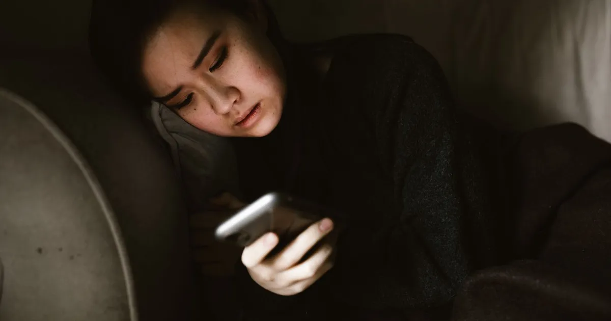 Applying for 24/7 loans in Canada by phone from the sofa late at night