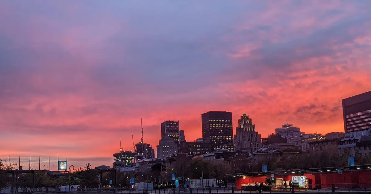 Vieux-Port de Montréal au coucher du soleil, où un prêt rapide arrive par Virement Interac le jour même
