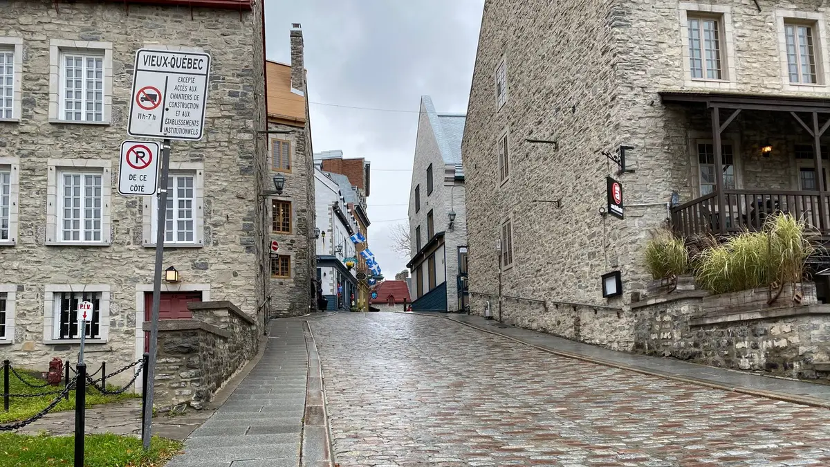Rue pavée du Vieux-Québec, dans la province où le prêt rapide est encadré par l'OPC